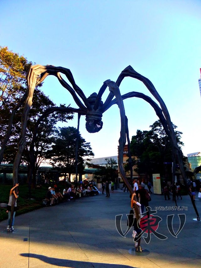 Roppongi Hills Паук около Отеля Mori Tower. Роппонги Хиллз.